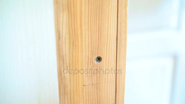Abstand eines runden Senkbohrlochs mit Schraubkopf im Türrahmen — Stockvideo