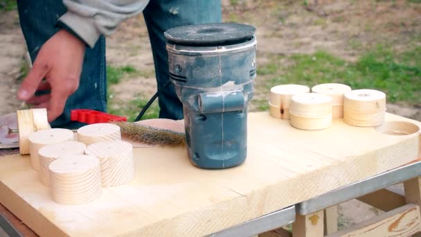 Menggiling elemen mebel kayu bulat dengan sander orbital acak — Stok Video