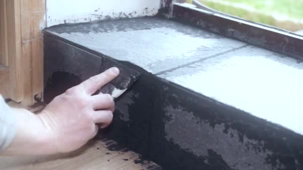 Lapso de tempo de preenchimento de lacunas entre telhas com argamassa — Vídeo de Stock