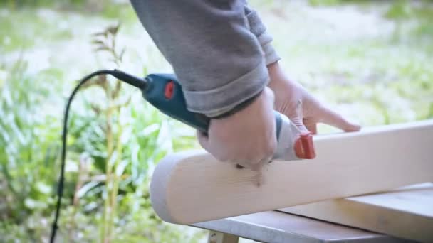 Time lapse of grinding a wooden plank with an orbital detail sander — Stock Video