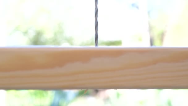 나무 판자에 구멍을 드릴링의 근접 촬영 — 비디오