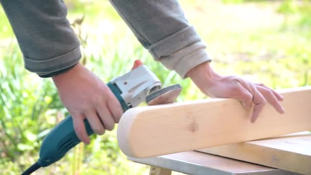 Slipning trä furu planka med en orbital detalj sander — Stockvideo