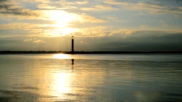 灯台のある朝、夜明けの水の風景 — ストック動画