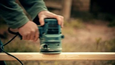 Bir ahşap tahta ile rastgele bir yörünge çift eylem sander zımpara