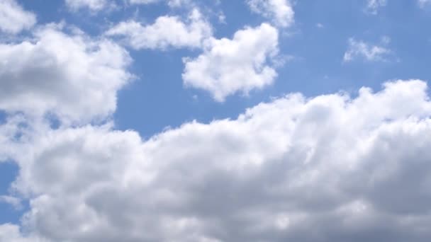 Nuvole bianche si muovono nel cielo blu — Video Stock