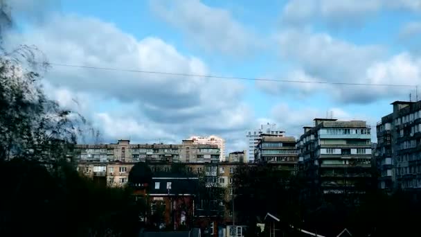 Lapso de tempo de uma cidade com bolhas dramáticas e nuvens a ferver — Vídeo de Stock