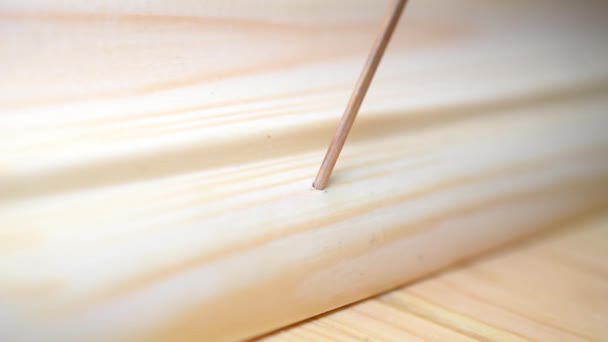 Clavar un zócalo de madera en su lugar — Vídeos de Stock