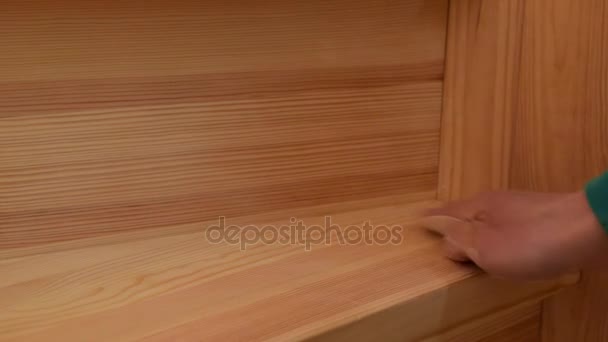 Drewnianych schodkach schody deski papierem ściernym do polerowania — Wideo stockowe