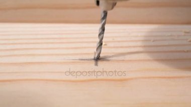 Bir çam ahşap tahta bir matkap ile bir delik delme