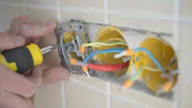 Yükleme bir kablolu elektrik elektrikçi eller duvara takın