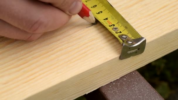 Markering van hout met potlood en meetlint en boren — Stockvideo