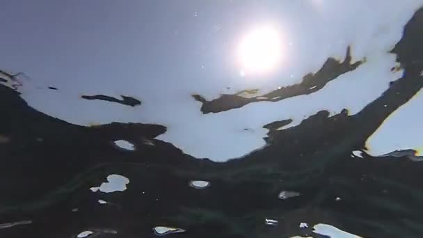 Toma de sol en cámara lenta bajo el agua con olas pequeñas — Vídeo de stock