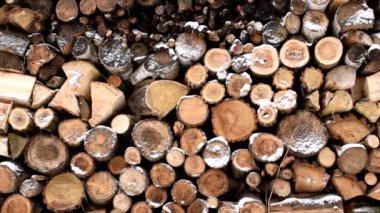 Ağır çekimde yakacak odun arka plan üzerinde düşen güzel kar