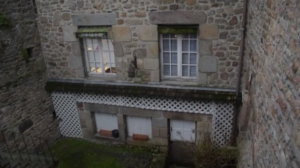 Mont Saint Michel, Frankreich - Januar 2018: Berühmte befestigte Insel mit Kathedrale und Gebäuden in Nordfrankreich, Normandie, im Winter — Stockvideo