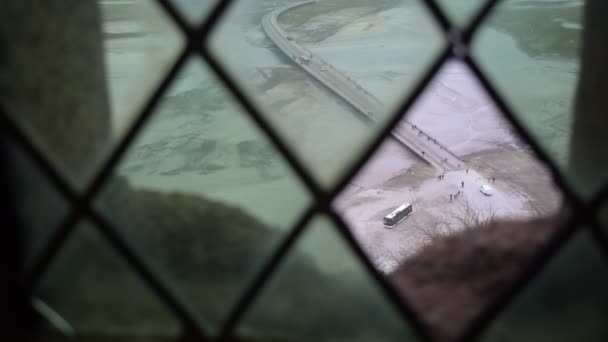 Mont saint michel, franz -januar 2018: blick aus dem schloßfenster — Stockvideo
