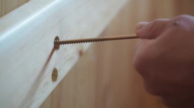 Yavaş çekimde yürürken kum plajındaki adamın ayakları