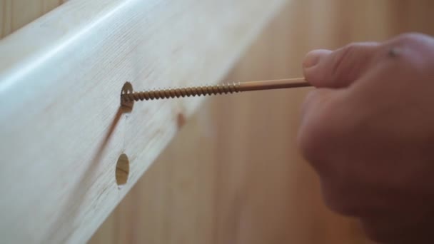 Füße eines Mannes am Sandstrand, der in Zeitlupe läuft — Stockvideo