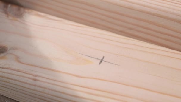 Fazendo um pequeno buraco em uma prancha de madeira de pinho com uma broca — Vídeo de Stock