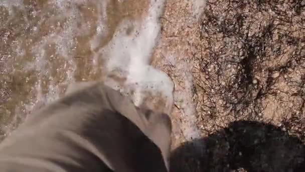 Voeten van een man lopen op blote voeten op het zandstrand in slow motion — Stockvideo