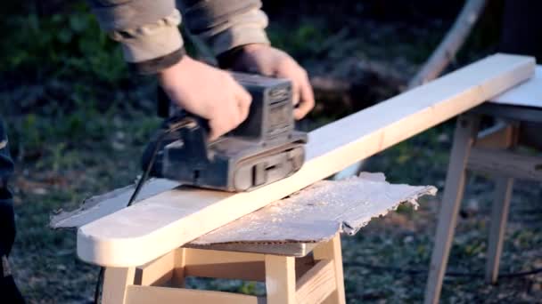 Schuren van houten balken met riem sander — Stockvideo