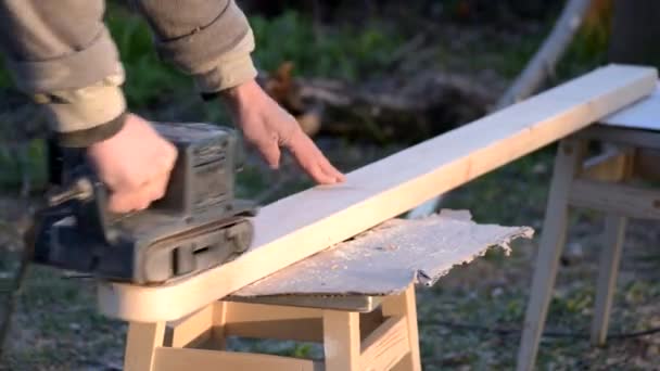 Time lapse de polissage poutre en bois avec ponceuse à courroie — Video