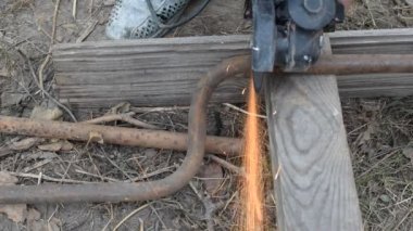 Kesme eski paslı demiri boruyla bir açı değirmeni