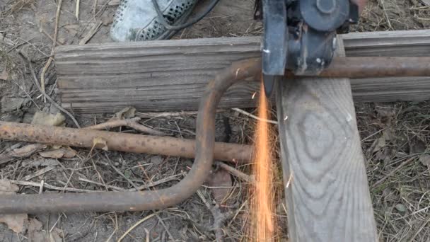 Κοπή παλιά σκουριασμένα σιδήρου σωλήνων με μια γωνία αλεστικό μηχάνημα — Αρχείο Βίντεο