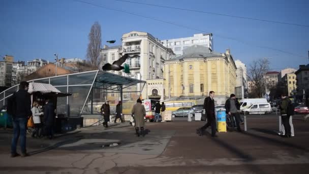 Люди ходят возле станции метро Palats Sportu в Киеве — стоковое видео