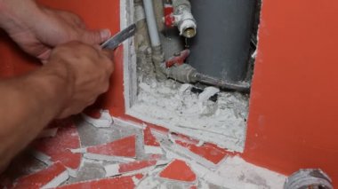 Alçıpan duvar açılış yapıyor bir usta