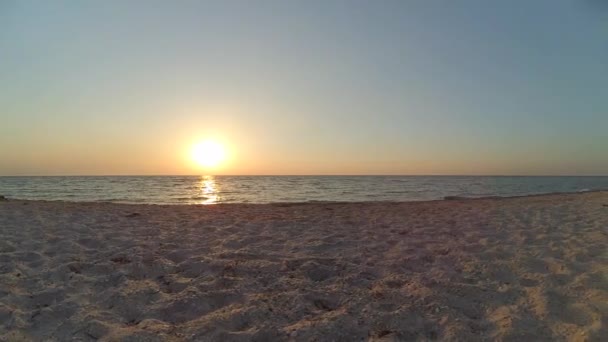 Panoramique sur plage de sable vide et bord de mer pendant le coucher du soleil ou l'aube . — Video