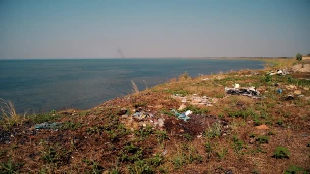 Сміття на пляжі. Shot озеро Сиваш, Україна — стокове відео