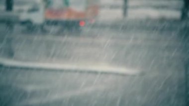 Arka plan bulanık yol araçları ile kar düşüyor