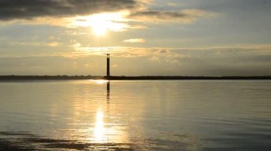 Gündoğumu liman deniz feneri ile üzerinde.
