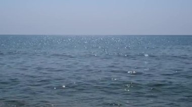 Açık mavi deniz suyu Güneş parıldıyor