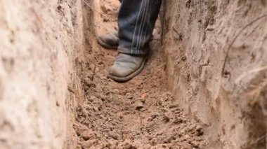 Bir kürek ile bir siper kazma