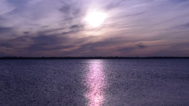 Сонячний шлях на воді від сходу сонця — стокове відео