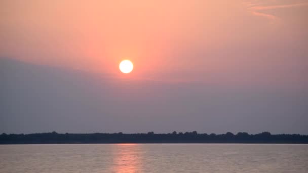 Salida del sol sobre el lago o el río en el campo — Vídeos de Stock