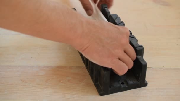 Découpe d'un moulage de plafond dans une boîte à onglets — Video
