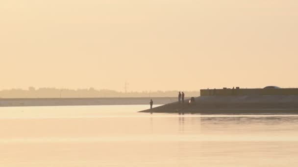 Pêcheurs à l'aube avec cannes à pêche — Video