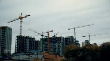 Zaman atlamalı Vinçler ile inşaat sitesinin