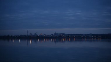 Akşamları suya yansıyan şehir ışıkları