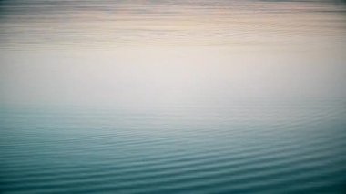 Su yüzeyine birçok kez atlama taşı