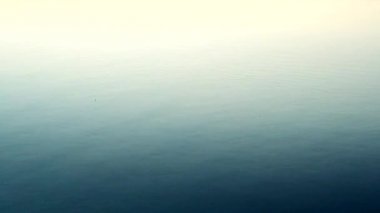 Taş pürüzsüz su yüzeye düşüyor