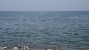 Parlak mavi deniz üzerinde yansıtan güneş