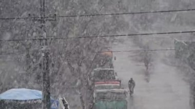 Blizzard tanımlanamayan kişi ve araba ile şehir içinde