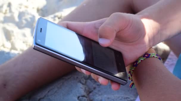 Primer plano de las manos de los adolescentes utilizando el teléfono inteligente — Vídeos de Stock