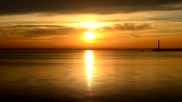 바다, 바다 또는 강에 새벽에 일출의 시간 경과 — 비디오