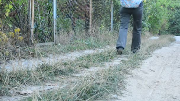 Femme en pantalon et chaussures de baskets passant par là 