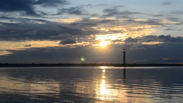 Ciel dramatique au-dessus du phare à l'aube avec oiseau volant — Video