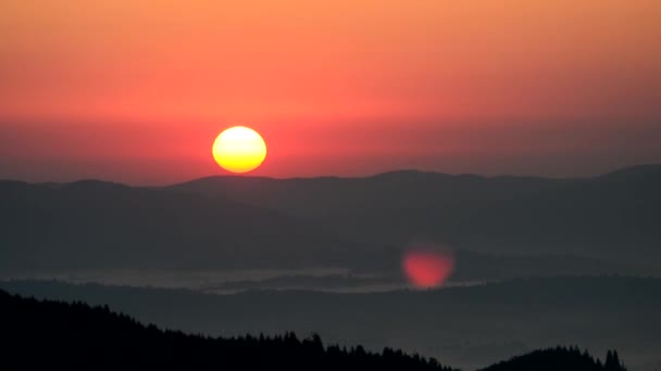 Tid förflutit av soluppgången i Karpaterna med linsen flare — Stockvideo